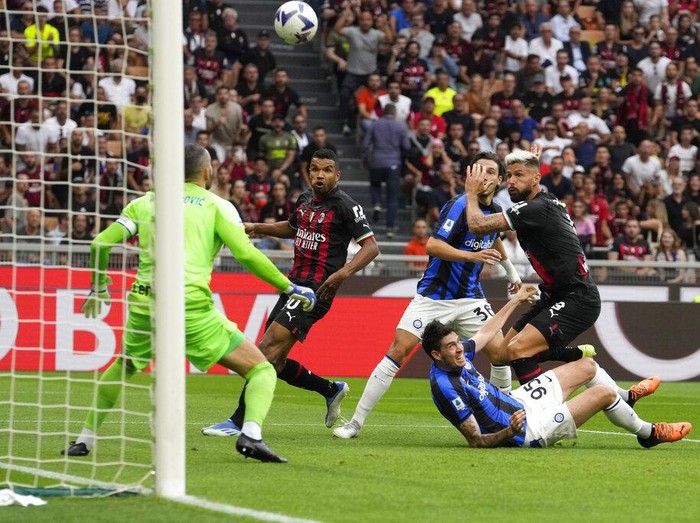 AC Milan's Olivier Giroud attempts to score during a Serie A soccer match between AC Milan and Inter Milan at the San Siro stadium in Milan, Italy, Saturday, Sept. 3, 2022. (AP Photo/Luca Bruno)