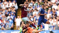 Wasit dan Video Assistant Referee menganulir gol kedua West Ham oleh Maxwel Cornet karena pelanggaran Jarrod Bowen kepada Edouard Mendy. (Foto: AFP via Getty Images/ADRIAN DENNIS)