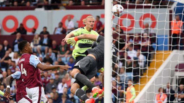 BIRMINGHAM, ENGLAND - SEPTEMBER 03: Erling Haaland of Manchester City scores their team's first goal with a header during the Premier League match between Aston Villa and Manchester City at Villa Park on September 03, 2022 in Birmingham, England. (Photo by Shaun Botterill/Getty Images)