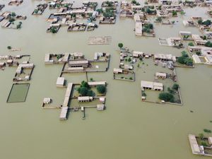 Momen Helikopter Lemparkan Bantuan untuk Korban Banjir Pakistan