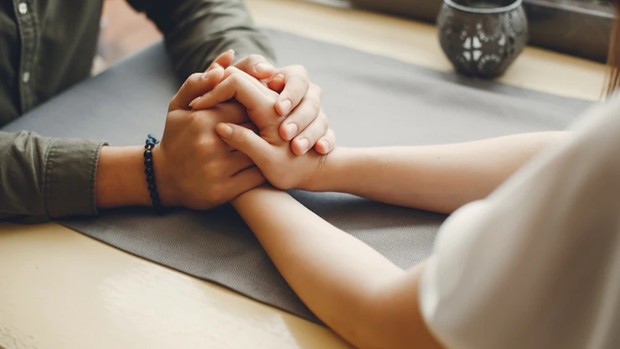 Hal yang dilakukan pasangan sehat setelah bertengkar/Foto: Freepik.com/prostooleh Hal yang dilakukan pasangan sehat setelah bertengkar