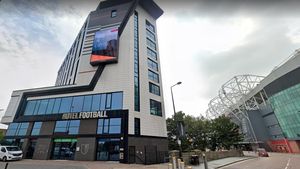 Hotel Sepakbola Milik Legenda MU Ini Rugi Bandar, Nih Fotonya