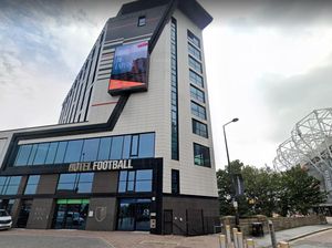 Hotel Sepakbola Milik Legenda MU Ini Rugi Bandar, Nih Fotonya