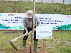 Hari Pelanggan, Hutama Karya Tanam Pohon-Bagi Merchandise di Jalan Tol