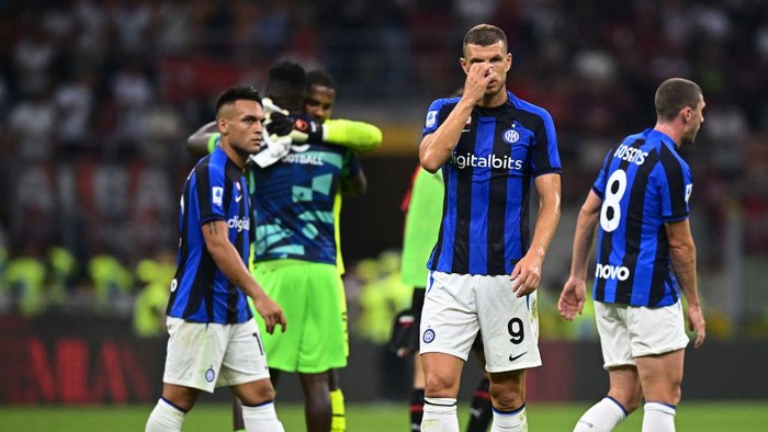 MILAN, ITALY - SEPTEMBER 03: Lautaro Martinez and Edin Dzeko of FC Internazionale after the Serie A match between AC Milan and FC Internazionale at Stadio Giuseppe Meazza on September 03, 2022 in Milan, Italy. (Photo by Mattia Ozbot - Inter/Inter via Getty Images)