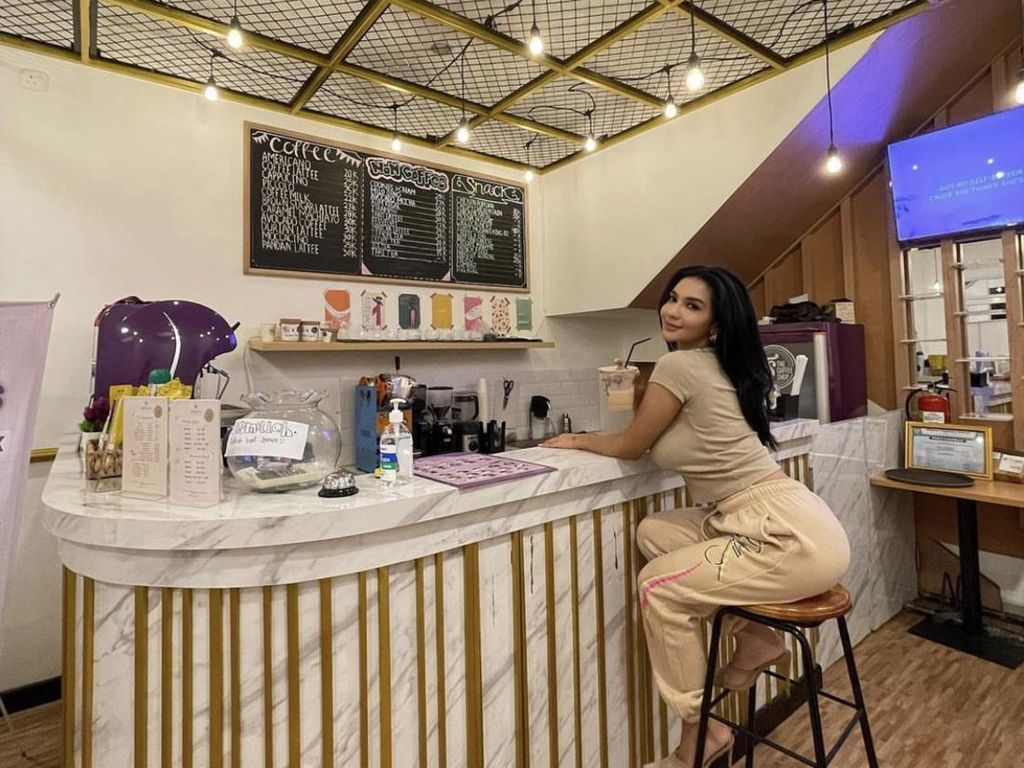 Intip Momen Siva Aprilia Model dan DJ Cantik Saat Nongkrong di Kafe