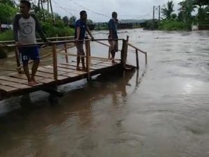 Jembatan Darurat di Bone Hanyut Diterjang Banjir Usai Dibangun TNI Jembatan Darurat di Bone Hanyut Diterjang Banjir Usai Dibangun TNI