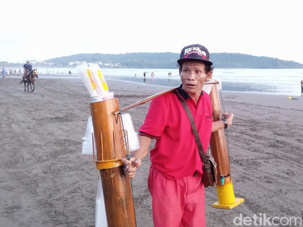 Kisah Ki Uhuy, Penjual Minuman Tradisional di Pantai Pangandaran