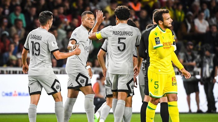 NANTES, FRANCE - SEPTEMBER 03: Kylian Mbappe of PSG celebrates after scoring his teams first goal with teammates during the Ligue 1 match between FC Nantes and Paris Saint-Germain at Stade de la Beaujoire on September 3, 2022 in Nantes, France. (Photo by Matthieu Mirville/DeFodi Images via Getty Images)