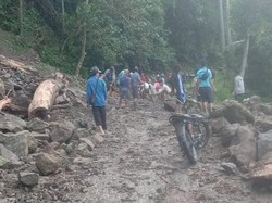 Akses Jalan Tertutup, Material Longsor di Mamuju Dibersihkan Warga