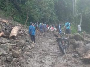 Akses Jalan Tertutup, Material Longsor di Mamuju Dibersihkan Warga Akses Jalan Tertutup, Material Longsor di Mamuju Dibersihkan Warga