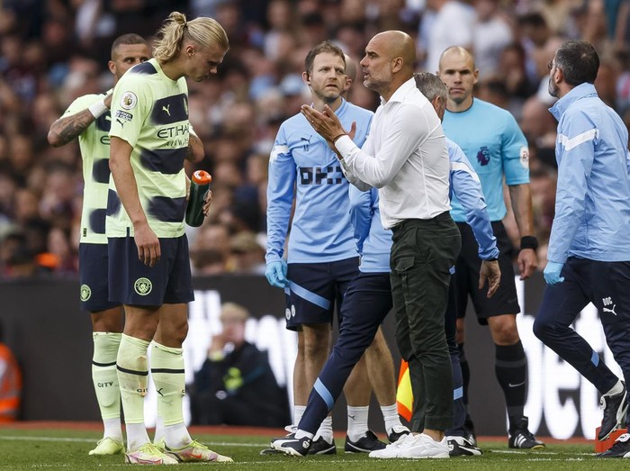 BIRMINGHAM, ENGLAND - SEPTEMBER 03: Manchester City Manager Pep Guardiola encourages Erling Haland of Manchester City during the Premier League match between Aston Villa and Manchester City at Villa Park on September 3, 2022 in Birmingham, United Kingdom. (Photo by Daniel Chesterton/Offside/Offside via Getty Images)