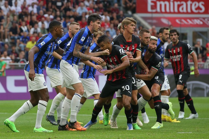 MILAN, ITALY - SEPTEMBER 03: Players from both team tussle at a corner kick during the Serie A match between AC Milan and FC Internazionale at Stadio Giuseppe Meazza on September 03, 2022 in Milan, Italy. (Photo by Jonathan Moscrop/Getty Images)