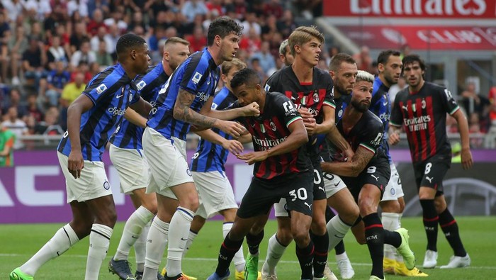 MILAN, ITALY - SEPTEMBER 03: Players from both team tussle at a corner kick during the Serie A match between AC Milan and FC Internazionale at Stadio Giuseppe Meazza on September 03, 2022 in Milan, Italy. (Photo by Jonathan Moscrop/Getty Images)