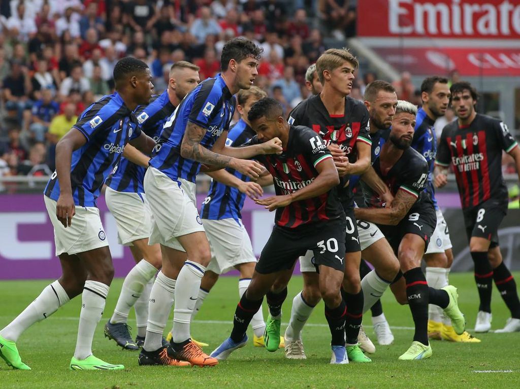 Milan Gebuk Inter: Calhanoglu Tolak Salaman dengan Theo Hernandez Milan Gebuk Inter: Calhanoglu Tolak Salaman dengan Theo Hernandez