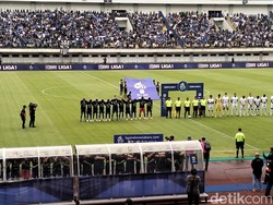 Kaus Hitam Pemain Persib untuk Hormati Zulkarnaen sang Kitman