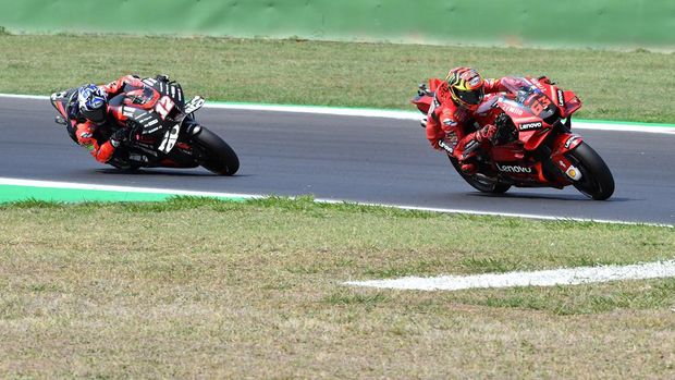 MotoGP - San Marino Grand Prix - Misano World Circuit Marco Simoncelli, Misano Adriatico, San Marino - September 4, 2022 Ducati Lenovo's Francesco Bagnaia and Aprilia Racing's Maverick Vinales in action during the MotoGP race REUTERS/Jennifer Lorenzini