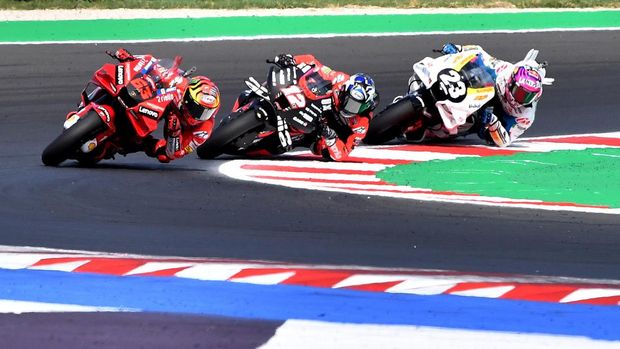 MotoGP - San Marino Grand Prix - Misano World Circuit Marco Simoncelli, Misano Adriatico, San Marino - September 4, 2022 Ducati Lenovo's Francesco Bagnaia, Aprilia Racing's Maverick Vinales and Gresini Racing MotoGP's Enea Bastianini in action during the MotoGP race