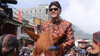 Pakai Blangkon dan Berkuda, Ganjar Hadiri Dieng Culture Festival