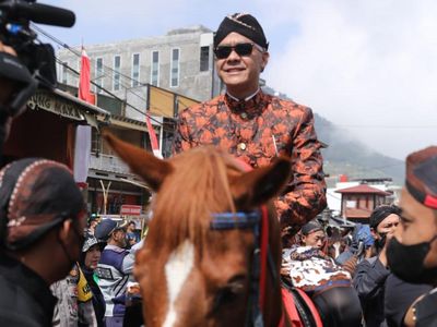 Pakai Blangkon dan Berkuda, Ganjar Hadiri Dieng Culture Festival