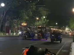 Aksi Kebut-kebutan Pedagang Tahu Bulat di Jalan Tunjungan Surabaya
