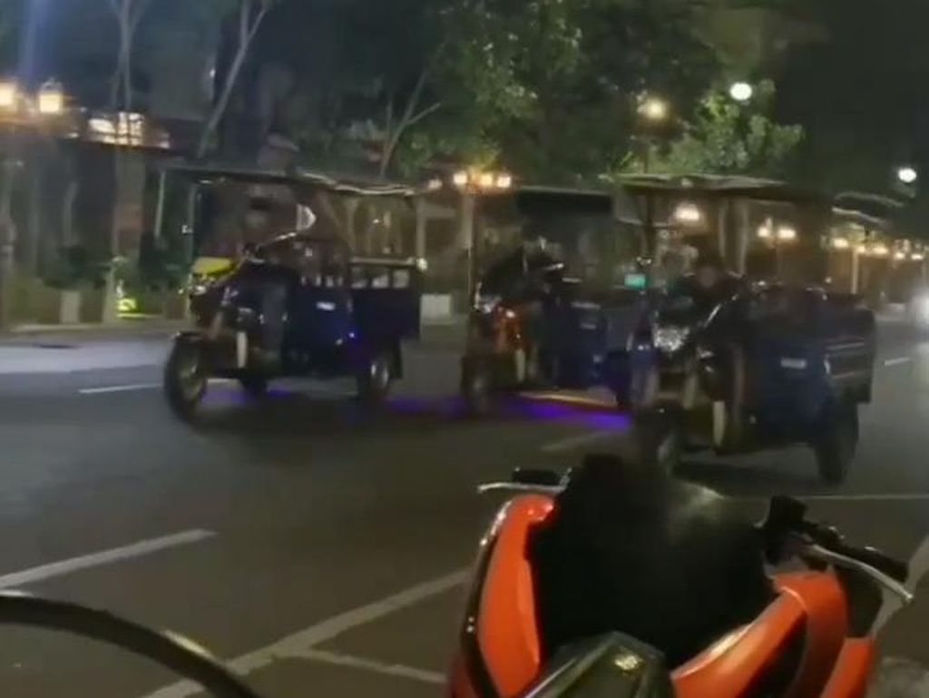 Pedagang Tahu Bulat yang Viral Kebut-kebutan di Surabaya Diamankan Polisi Pedagang Tahu Bulat yang Viral Kebut-kebutan di Surabaya Diamankan Polisi