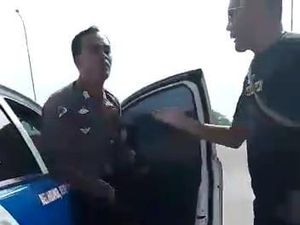 Polisi Pastikan yang Terlihat di Mobil PJR Bukan Amplop, Tapi Buku Tilang Polisi Pastikan yang Terlihat di Mobil PJR Bukan Amplop, Tapi Buku Tilang