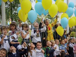 Potret Anak-anak Ukraina Kembali Sekolah di Tengah Kecamuk Perang Potret Anak-anak Ukraina Kembali Sekolah di Tengah Kecamuk Perang