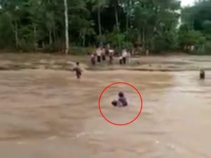 Sungai Mambu di Polman Meluap, Pria Gendong Anak Nyaris Terseret Arus