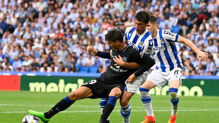 Atletico Madrids Spanish midfielder Alvaro Morata (L) fights for the ball with Real Sociedads French defender Robin Le Normand during the Spanish league football match between Real Sociedad and Club Atletico de Madrid, at the Anoeta stadium in San Sebastian, on September 3, 2022. (Photo by PIERRE-PHILIPPE MARCOU / AFP) (Photo by PIERRE-PHILIPPE MARCOU/AFP via Getty Images)