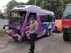 Minibus Tabrak Bagian Belakang Truk di Jalur Nasional Lamongan, 4 Orang Luka