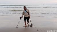 Potret Pencari Harta Karun di Pantai Pangandaran