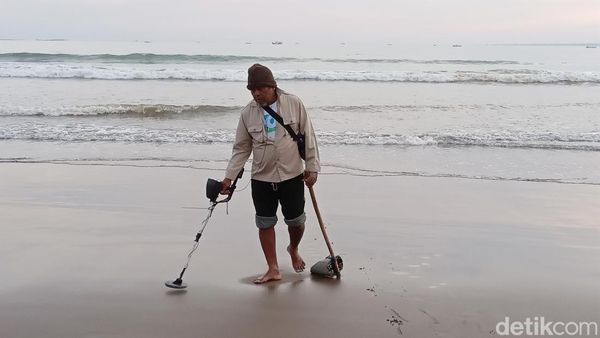 Potret Pencari Harta Karun di Pantai Pangandaran