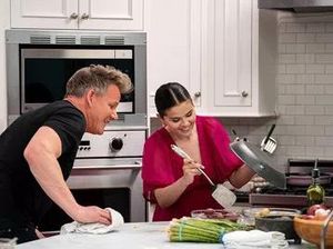 Masak Steak Bareng Gordon Ramsay, Selena Gomez Kena Omel Masak Steak Bareng Gordon Ramsay, Selena Gomez Kena Omel