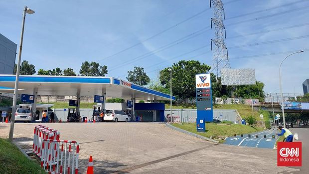 Sejumlah SPBU Vivo di Bintaro, Jakarta Selatan dan Tangerang Selatan kehabisan stok BBM jenis Revvo 89. Masyarakat beralih menggunakan BBM produk Vivo ini selepas pemerintah mengumumkan kenaikan harga BBM Pertamina, Sabtu (3/9).