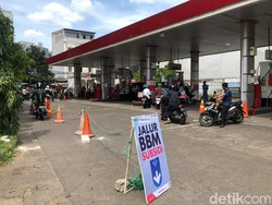 Warga di SPBU Mampang Usai Harga BBM Naik: Buat Dapur Aja Engap-engapan