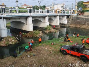 Jorok! Sungai Gelis Kudus Airnya Hitam dan Banyak Sampah