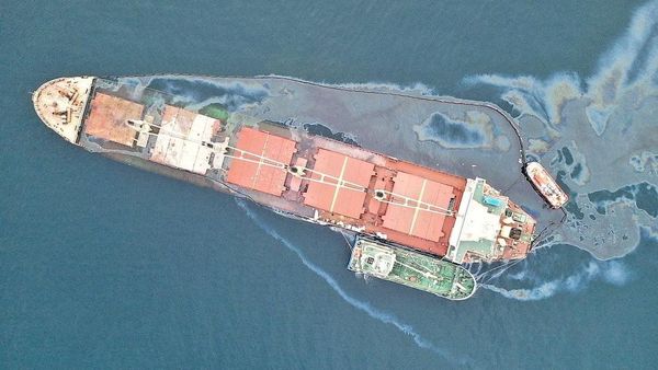 Tabrakan Kapal Kargo dan Tanker, Minyak Tumpah ke Lautan