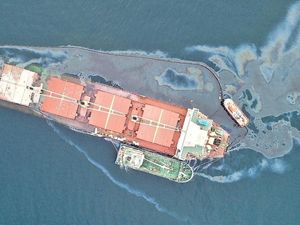 Tabrakan Kapal Kargo dan Tanker, Minyak Tumpah ke Lautan Tabrakan Kapal Kargo dan Tanker, Minyak Tumpah ke Lautan