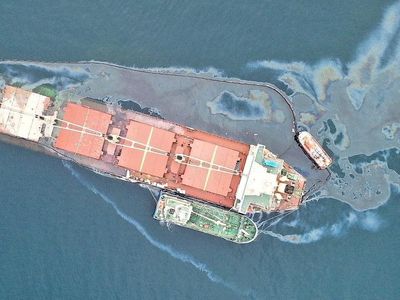 Tabrakan Kapal Kargo dan Tanker, Minyak Tumpah ke Lautan
