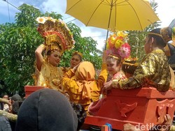 Tradisi Sunatan Kariaa Lambe di Wakatobi, Mengarak Perempuan dengan Tandu