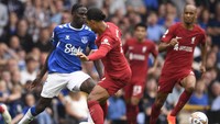VAR juga luput meninjau pelanggaran keras Virgil van Dijk ke Amadou Onana yang berpotensi kartu merah. Wasit hanya mengeluarkan kartu kuning kepada bek Liverpool itu. (Foto: AFP via Getty Images/OLI SCARFF)