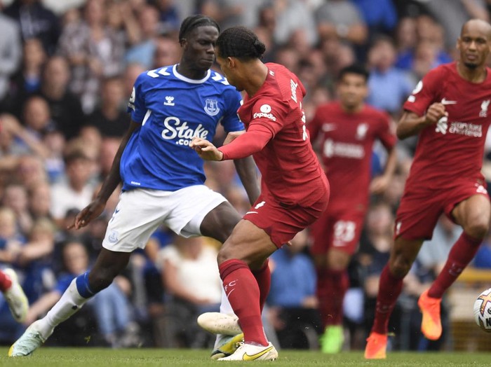 Liverpool's Dutch defender Virgil van Dijk (C) is booked for this foul on Everton's Senegalese-born Belgian midfielder Amadou Onana (L) during the English Premier League football match between Everton and Liverpool at Goodison Park in Liverpool, north west England on September 3, 2022. - RESTRICTED TO EDITORIAL USE. No use with unauthorized audio, video, data, fixture lists, club/league logos or 'live' services. Online in-match use limited to 120 images. An additional 40 images may be used in extra time. No video emulation. Social media in-match use limited to 120 images. An additional 40 images may be used in extra time. No use in betting publications, games or single club/league/player publications. (Photo by Oli SCARFF / AFP) / RESTRICTED TO EDITORIAL USE. No use with unauthorized audio, video, data, fixture lists, club/league logos or 'live' services. Online in-match use limited to 120 images. An additional 40 images may be used in extra time. No video emulation. Social media in-match use limited to 120 images. An additional 40 images may be used in extra time. No use in betting publications, games or single club/league/player publications. / RESTRICTED TO EDITORIAL USE. No use with unauthorized audio, video, data, fixture lists, club/league logos or 'live' services. Online in-match use limited to 120 images. An additional 40 images may be used in extra time. No video emulation. Social media in-match use limited to 120 images. An additional 40 images may be used in extra time. No use in betting publications, games or single club/league/player publications. (Photo by OLI SCARFF/AFP via Getty Images)