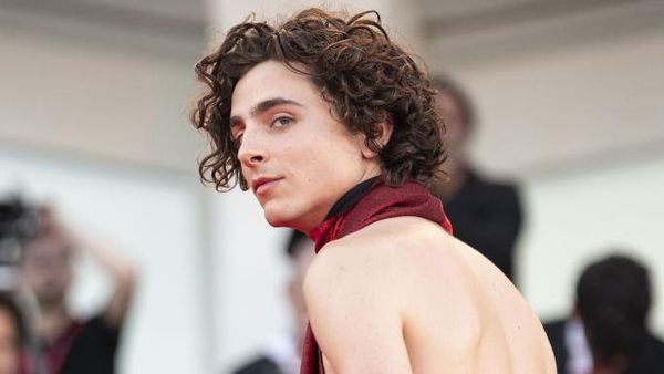 Timothee Chalamet Bergaya ala Bintang Rock di Venice
