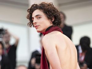 Timothee Chalamet Bergaya ala Bintang Rock di Venice