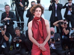 Gaya Serba Merah Timothée Chalamet yang Curi Perhatian
