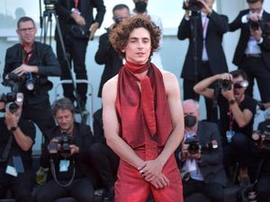 Gaya Serba Merah Timothée Chalamet yang Curi Perhatian Gaya Serba Merah Timothée Chalamet yang Curi Perhatian