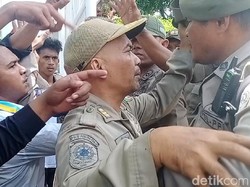 Demo Tolak Kenaikan Harga BBM di Ambon Ricuh, Satpol PP-Mahasiswa Berduel