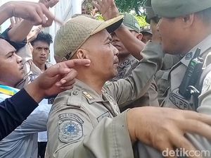 Demo Tolak Kenaikan Harga BBM di Ambon Ricuh, Satpol PP-Mahasiswa Berduel Demo Tolak Kenaikan Harga BBM di Ambon Ricuh, Satpol PP-Mahasiswa Berduel