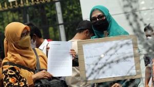 Aksi Forum Guru Geruduk DPR, Tuntut Revisi RUU Sisdiknas